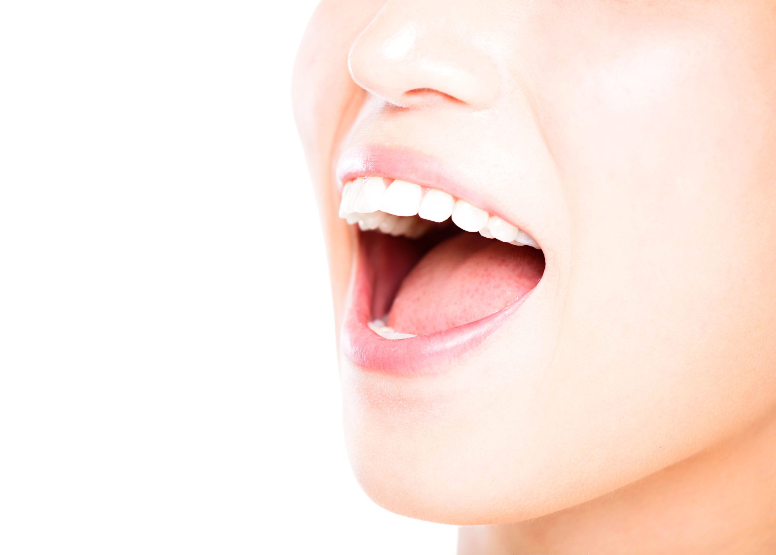 綺麗な歯並びの女性が口を開いている