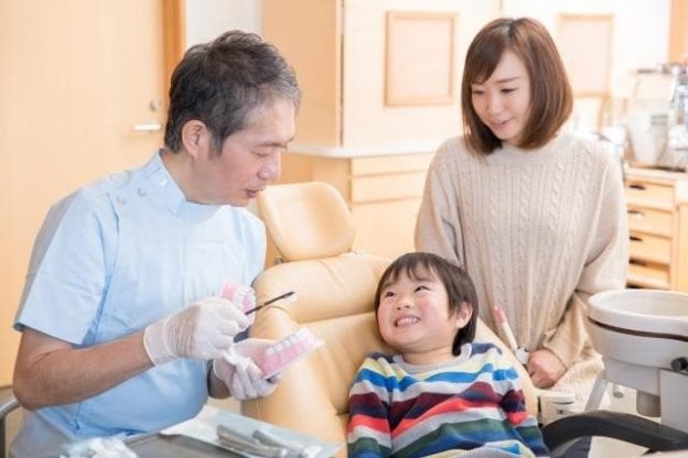歯科医院で診察を受ける子供