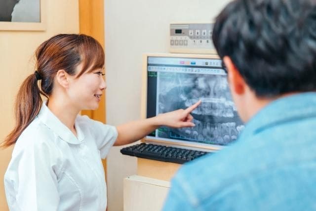 インプラント治療後のレントゲンを確認する様子