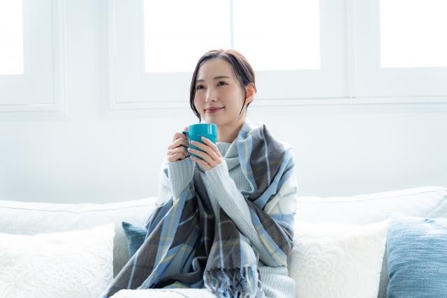 抜歯後安静に過ごす女性