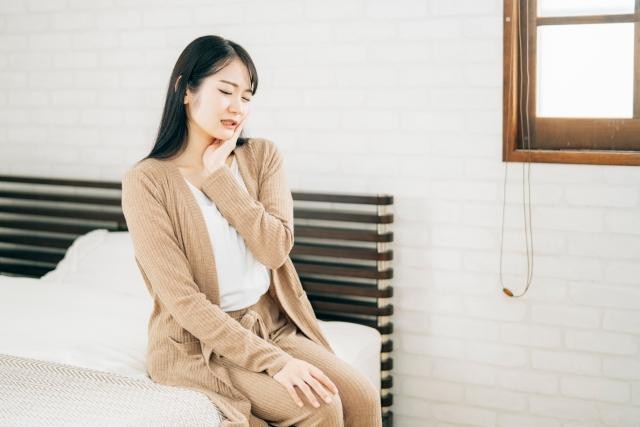 食いしばりをする女性