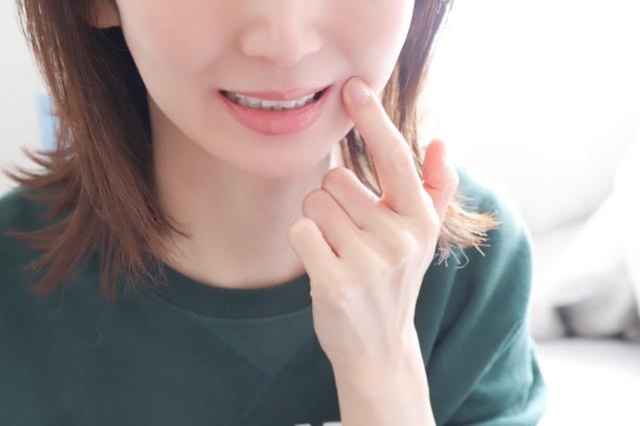 治療済みの銀歯を白い歯に変えようとしている女性