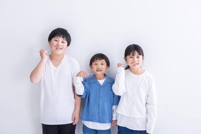 子供達が虫歯にならないように歯を磨いている