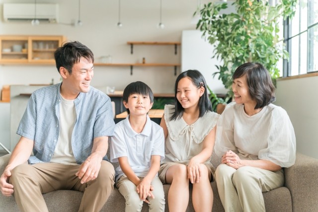 笑顔で会話する家族